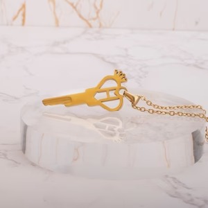 imgi_37_queen-heart-shaped-key-necklace-personalized-letters-918925_300x (1)