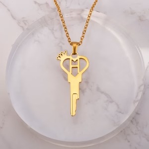 imgi_38_queen-heart-shaped-key-necklace-personalized-letters-591050_300x (1)