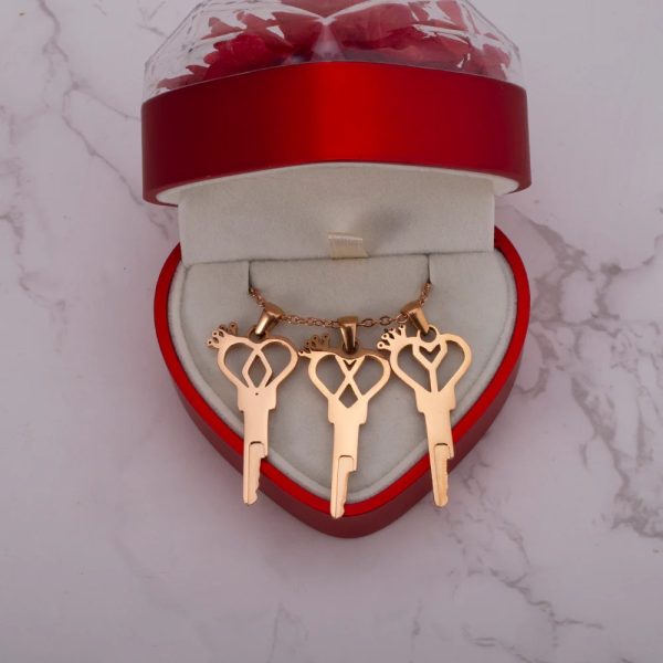 Exquisite Queen Heart Key Necklace – Personalized Luxury for Keyholders